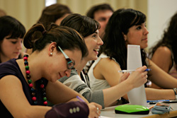 estudiantes en un aula de la Universidad
