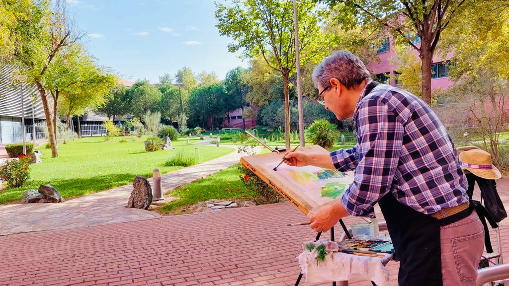 Acuarelista en el campus UPO