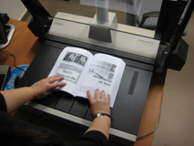 Colocando un libro en la plataforma del escaner
