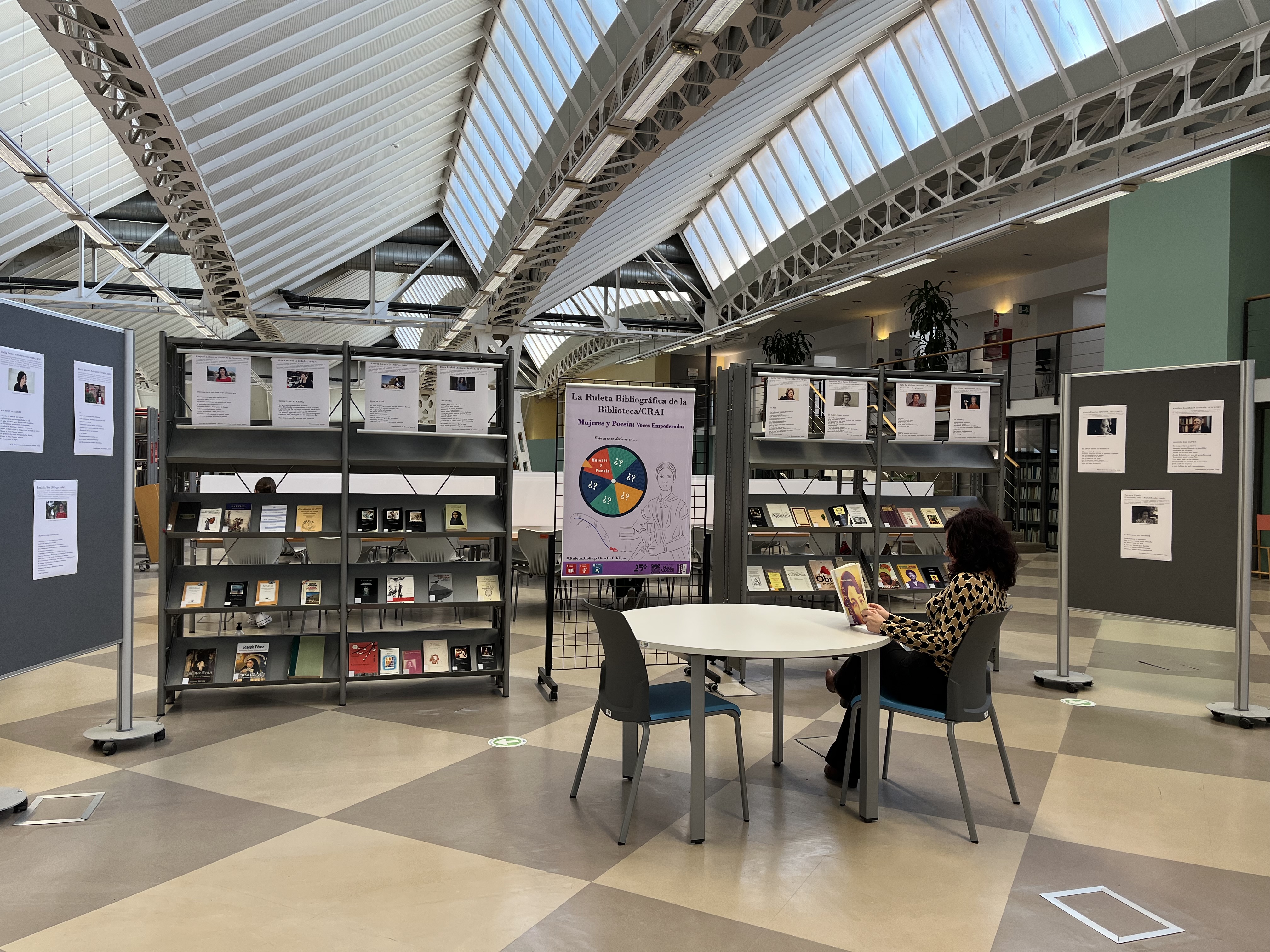 Localización del nuevo centro de interés de marzo de La Ruleta Bibliográfica de la Biblioteca/CRAI: Mujeres y poesía: voces empoderadas.