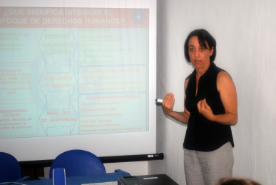 La cooperación tiene que dejar su papel asistencial para tener incidencia política real, según la presidenta de Médicos del Mundo