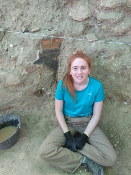 Restaurada una pintura mural hallada en unas termas romanas descubiertas durante la celebración del curso de verano "Arqueología de campo"