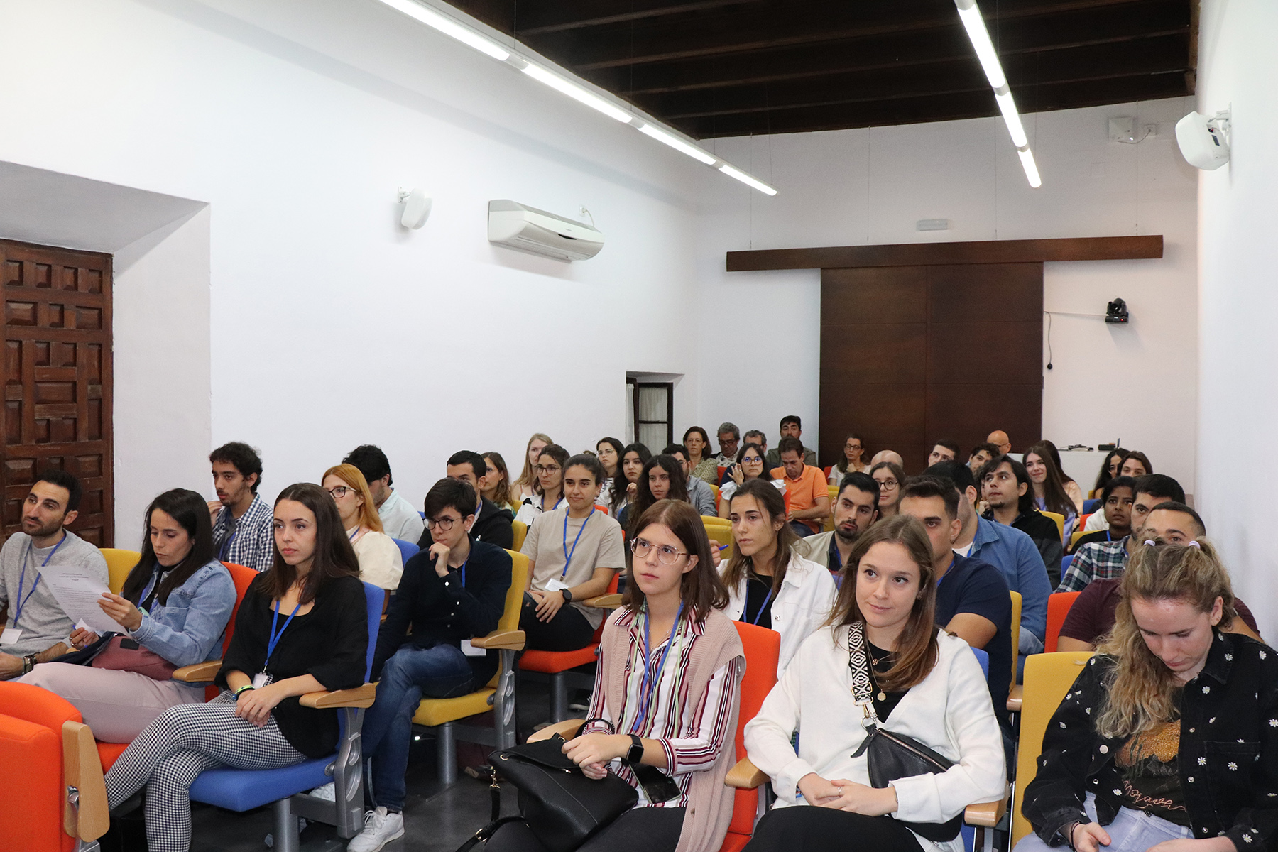 Más de 50 personas debaten en Carmona sobre medioambiente, salud y procesos industriales