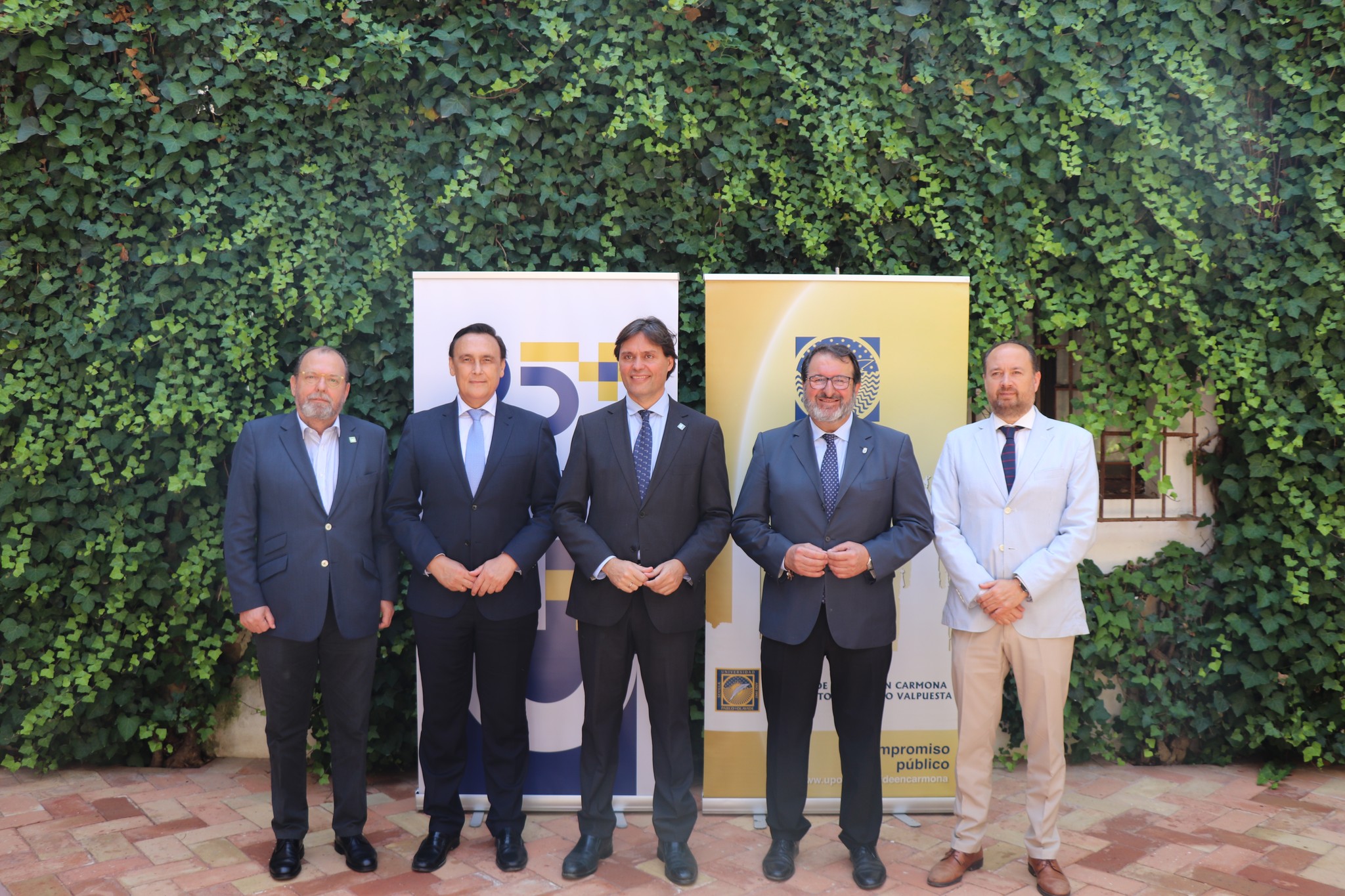 LEl rector de la Universidad Pablo de Olavide, Francisco Oliva; el consejero de Universidad de la Junta de Andalucía, José Carlos Gómez y el alcalde de Carmona, Juan Ávila Gutiérrez, han mantenido un encuentro de trabajo para avanzar en el proyecto de implantación de grados universitarios en la localidad