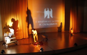 Puesta en escena de Sed Habitando la Memoria, de La Escalera Teatro