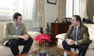 Ignacio de Rey, pregonero universitario de la Semana Santa, y el rector Vicente Guzmán