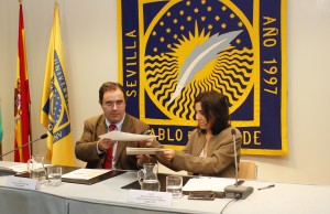 El rector Vicente Guzmán y la directora del Territorio Sur de Telefónica España, Mª Jesús Almazor, han suscrito hoy este convenio