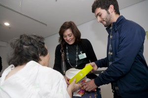 Los voluntarios han repartido regalos a los mayores hospitalizados
