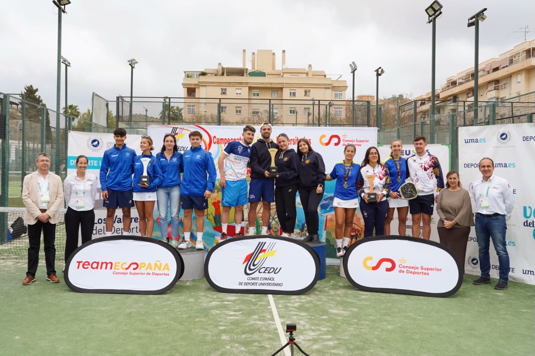 🔥 Seguimos sumando en los CEU 2026

Nuestro equipo de pádel también ha conseguido subirse al podio nacional, logrando la medalla de bronce 🥉 en la clasificación por equipos 👏 tras @canalugr  en 🥇primera posición e @infouma  en segunda🥈.

Un gran trabajo de Ainhoa García, Elena De la Rosa, Alfonso Díaz y Enrique Cepas, que han llevado a la UPO hasta las primeras posiciones, en una competición muy reñida.

Orgullo de equipo, esfuerzo y compañerismo dentro y fuera de la pista.

¡Enhorabuena!

#laupoesdeporte #ceus2026 #padel #deporteuniversitario #LaOlavideEresTú