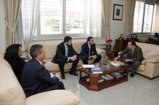 En al imagen, de izquierda a derecha, José Manuel Feria Domínguez, Pilar Rodríguez Reina, Alejandro Rodríguez, Miguel Contreras Manrique y el rector Vicente Guzmán Fluja.