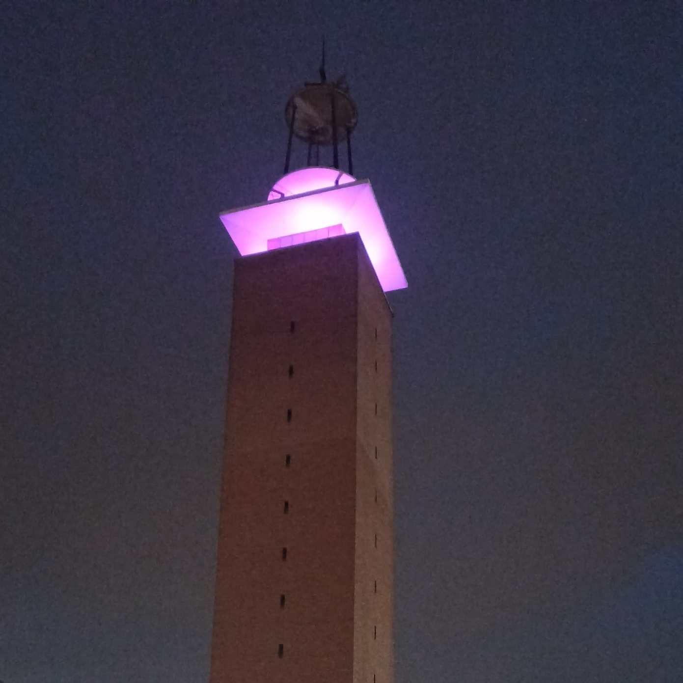 💜 En la Universidad Pablo de Olavide nos unimos un año más al Día Mundial de la Enfermedad Inflamatoria Intestinal, iluminando de morado nuestra torre como símbolo de apoyo y visibilidad para quienes conviven con la colitis ulcerosa, la enfermedad de Crohn y otras EII.🌃 Nuestra torre ha estado iluminada con este color durante tres noches consecutivas para recordar la importancia de la investigación, el diagnóstico temprano y la empatía hacia esta realidad que afecta a millones de personas en todo el mundo.#DiaMundialdelaEII #EII #Crohn #ColitisUlcerosa #torreUPO #UniversidadPablodeOlavide