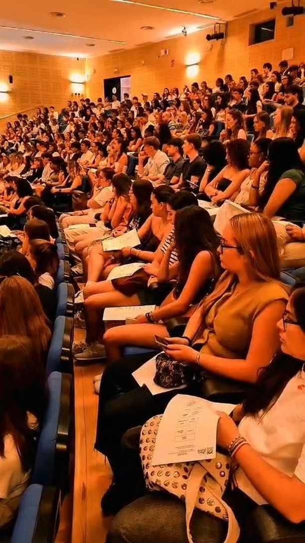 🌍 ¡La UPO se abre al mundo!
Este lunes también hemos dado la bienvenida a más de 600 estudiantes internacionales que llegan a nuestro campus para vivir una experiencia única.
🇪🇺🇪 Procedentes sobre todo de Italia 🇮🇹, Francia 🇫🇷 y Alemania 🇩🇪, la mayoría forman parte del programa Erasmus+ y estudiarán con nosotros durante un semestre o el curso completo.
🤝 También se suman 224 estudiantes del Centro Universitario Internacional UPO , principalmente de Estados Unidos 🇺🇸, que descubrirán Sevilla mientras aprenden nuestra lengua y cultura.
¡Bienvenidos y bienvenidas a la familia UPO! 🤗
#OlavideInternacional #LaOlavideEresTú #Erasmus #UniversidadPablodeOlavide
