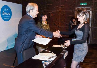 Ana Victoria Lechuga recibe la beca de manos del director general de la Fundación La Caixa, Jaime Lanaspa