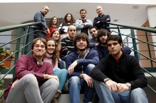 El investigador José Antonio Sánchez Alcázar, arriba a la derecha, junto a su equipo de investigación
