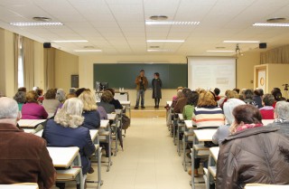 Han sido inauguradas hoy por el director general de Programación Cultural y Social de la UPO, Germán Jaráiz Arroyo, en la imagen con María del Rocío Cruz Ruiz, coordinadora académica del Aula Abierta de Mayores de la UPO
