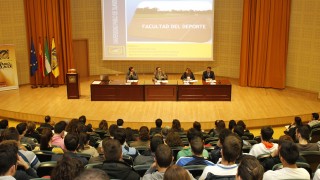 De izquierda a derecha: el delegado de la Junta en Sevilla, Francisco Javier Fernández; el rector de la UPO, Vicente Guzmán; la consejera de Presidencia e Igualdad de la Junta de Andalucía, Susana Díaz, y el decano de la Facultad del Deporte, Antonio Fernández.