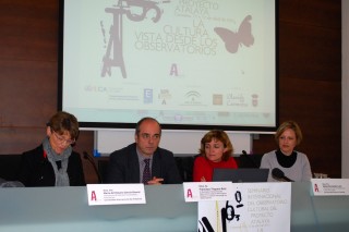 De izquierda a derecha, María del Rosario García-Doncel Hernández, vicerrectora de Extensión Universitaria y Participación de la Universidad Internacional de Andalucía; Francisco Triguero Ruiz, secretario general de Universidades, Investigación y Tecnología de la Junta de Andalucía; Elodia Hernández León, vicerrectora de Cultura, Participación y Compromiso Social de la UPO y Marina Gutiérrez Peinado, vicerrectora de Proyección Social, Cultural e Internacional de la UCA.