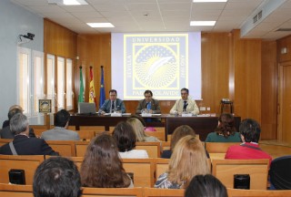 De izq. a dcha: el decano de la Facultad de Derecho, Andrés Rodríguez Benot, el rector de la UPO, Vicente Guzmán, y el profesor Bernardo Periñán