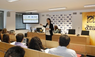 La ponencia de Renault ha estado a cargo de María de los Ángeles Cordero, responsable de Comunicación de la factoría de Sevilla