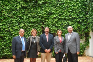 de izquierda a derecha, Juan Manuel Suárez Japón, rector de la UNIA; Elodia Hernández León, vicerrectora de Cultura, Participación y Compromiso Social de la UPO; Juan Ávila Gutiérrez, alcalde presidente del Ayuntamiento de Carmona; Marina Gutiérrez Peinado, vicerrectora de Proyección Social, Cultural e Internacional de la UCA y Manuel Torralbo Rodríguez; director general de Universidades de la Junta de Andalucía