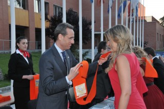 El padrino Jesús García-Quílez, director de Financiación Corporativa de Abengoa durante la imposición de becas. Fuente: Foto Éxito