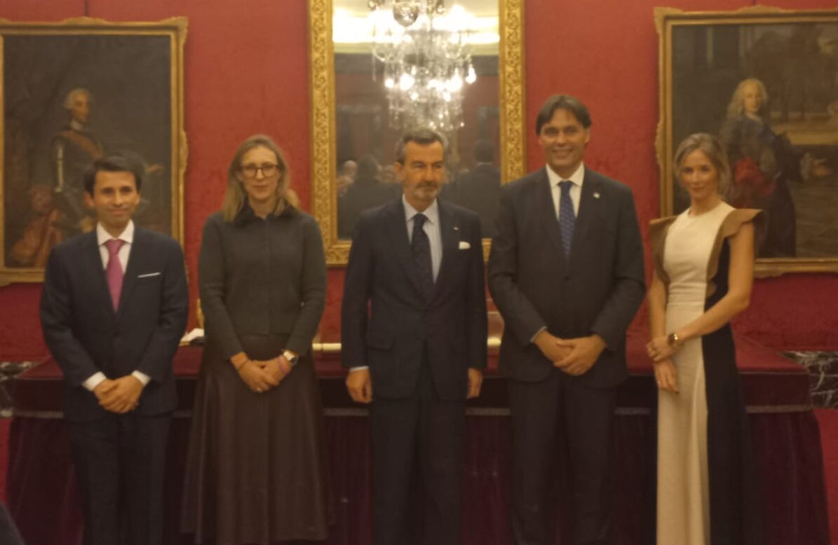 🏅 Esta semana se ha celebrado la entrega de los XV Premios de Investigación de la Real Maestranza de Caballería de Sevilla y la Universidad Pablo de Olavide, un reconocimiento al talento y la excelencia investigadora de nuestra universidad.

📚 María Jesús Blanco Sánchez, profesora de Derecho Mercantil de la UPO, ha sido premiada por su monografía sobre la información en contratos de inversión, un trabajo clave para mejorar la transparencia, la protección del inversor y el análisis de nuevas herramientas como los robo-advisors.

🧬 José María Santos Pereira, biólogo y autor principal de un estudio publicado en Nature Communications, ha sido reconocido por demostrar por primera vez en un modelo vivo de vertebrado el papel esencial de la proteína CTCF en el plegamiento del genoma y en la correcta activación de los genes durante el desarrollo embrionario.

Durante el acto, el rector ha destacado que “la investigación es la base del avance del conocimiento” y ha recordado el papel central de las universidades públicas en la generación de innovación y desarrollo para toda la sociedad.

👏 ¡Enhorabuena a ambos investigadores!

🔗 Link a la noticia completa en la Bio.

#TalentoUPO #PremiosRealMaestranza #investigación