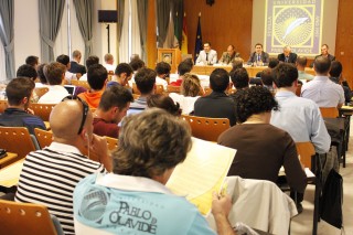 En la foto, el rector de la UPO (centro de la mesa) acompañado por: A su derecha: Bruno Martínez, vicerrector de Investigación, y Antonio Fernández, Decano de la Facultad del Deporte A su izquuierda: Juan José González Badillo, Centro de Investigación en Rendimiento Físico y Deportivo, y Alberto Nuviala, director del departamento de Deporte e Informática