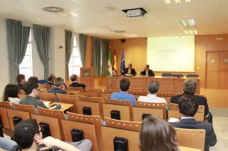 Juan Francisco Jimeno ha estado acompañado por el profesor de la UPO J. Ignacio García Pérez.