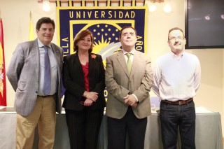 el decano de Ciencias Sociales, Guillermo Domínguez, la presidenta del Colegio Oficial de Diplomados en Trabajo Social de Sevilla, Alicia Piqué, el rector de la UPO, Vicente Guzmán, y el presidente del Colegio Profesional de Educadoras y Educadores Sociales de Andalucía, José Ignacio Rico