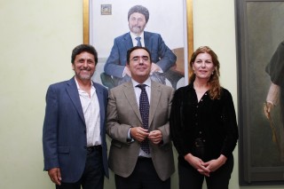Vicente C. Guzmán (en el centro) junto a Juan Jiménez y Reyes de la Lastra (con el cuadro de fondo)