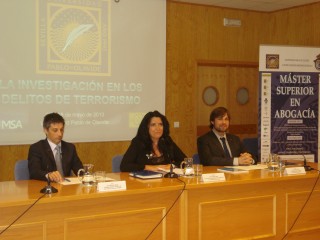 de izquierda a derecha, el criminólogo Juan Ángel Anta Ruesga, Pilar Rodríguez Reina, vicerrectora de Internacionalización y Comunicación de la Universidad Pablo de Olavide, y Raúl Sánchez Gómez, director de Calidad del Máster Superior en Abogacía de la UPO