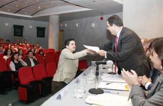 El estudiante Adrián Ruiz recoge el premio al proyecto empresarial Crowdence