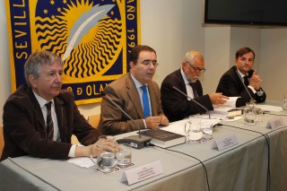 De izquierda a derecha, José María Delgado, el rector Vicente Guzmán, Francisco Muñoz Conde y Eduardo Demetrio.