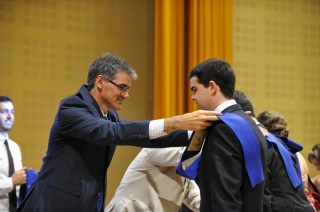El padrino de la promoción durante la imposición de becas