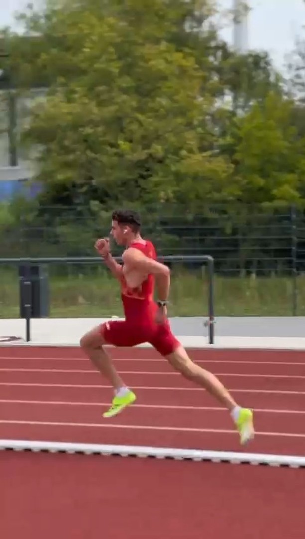 🏃‍♂️ ¡Hoy compite nuestro estudiante David Barroso!

@david_barrosoo ha sido preseleccionado entre los 20 atletas que representarán a 🇪🇸 #EspañaAtletismo en los Juegos Mundiales Universitarios FISU 2025, que se celebran del 21 al 27 de julio en la región alemana de Rin/Múnich.

David competirá esta tarde en los 800 metros, una prueba en la que llega en un gran momento de forma tras batir recientemente su marca personal (1:45.25).

🔹 Sus pruebas:

📍 Hoy viernes – Ronda previa (20:00 h)
📍 Sábado 26 – Semifinal (20:24 h), si se clasifica
📍 Domingo 27 – Final (12:30 h), si logra el pase

Esta cita internacional, organizada por la Federación Internacional de Deporte Universitario, reúne a los mejores talentos del atletismo universitario mundial.

¡Mucha suerte, David! Toda la comunidad UPO está contigo 💪

#TalentoUPO #FISUGames2025 #AtletismoUniversitario #Bochum2025 #Deporte #UniversidadPablodeOlavide