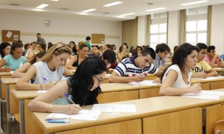 estudiantes examinándose de la Selectividad en la UPO el pasado año