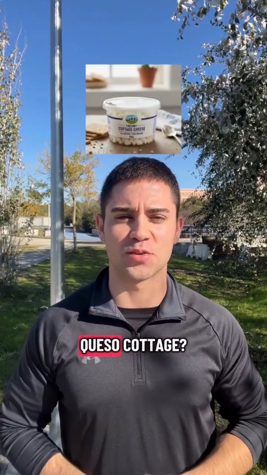 🥣 Cottage: el queso que está de moda.

Cada vez lo vemos más en redes y en el supermercado, pero ¿qué es realmente el queso cottage y por qué se ha convertido en tendencia?

Se trata de un queso fresco, de sabor suave y textura granulada, caracterizado por su alto contenido en proteína (caseína, de absorción lenta) y su bajo aporte en grasa y calorías. Además, aporta minerales como calcio y fósforo.

Por eso suele recomendarse en etapas de control de peso o cuando se busca aumentar la ingesta proteica. Es versátil y combina tanto en recetas dulces como saladas.

Ahora bien, como ocurre con muchos alimentos que se ponen de moda, no es imprescindible ni tiene propiedades mágicas. Puede formar parte de una alimentación saludable, pero la clave sigue siendo el equilibrio y la variedad.

🥣 Cottage: práctico, proteico y con contexto.

👉 Síguenos para la próxima UPOPíldora sobre Nutrición Saludable y Dietética.

#Nutrición #AlimentaciónSaludable #SaludConCiencia #LaOlavideEresTú