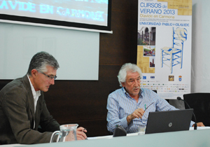 De izq. a dcha: Rafael Rodríguez Guerrero, presidente de la Asociación de la Prensa de Sevilla y Manuel Núñez-Encabo, presidente de la Comisión de Arbitraje, Quejas y Deontología del Periodismo de la FAPE