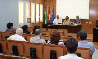 La vicerrectora de Cultura, Participación y Compromiso Social, Elodia Hernández junto con el profesor de la UNAM, Miguel Ángel Márquez, y la profesora de la UPO, Rosalía Martínez
