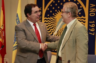 Vicente Guzmán y Jaime Andreu en el acto de la firma del convenio.