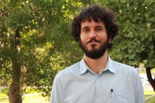 Alberto Marina es profesor del Departamento de Filología y Traducción de la UPO y fundador de la editorial La Piedra Lunar.