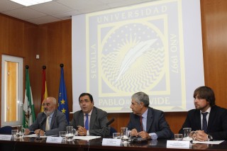 José Antonio Colmenero, director académico del Máster; Vicente Guzmán, rector de la UPO y director del Máster; Manuel Damián Álvarez, presidente de la Audiencia Provincial de Sevilla; y Raúl Sánchez, director de la Escuela de Práctica Jurídica de la UPO