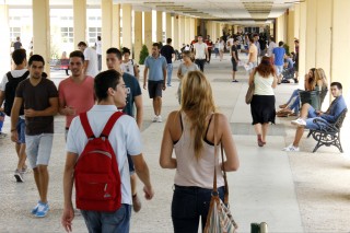 estudiantes en el campus de la UPO el primer día de clases