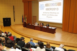 De izquierda a derecha: el representante de la Real Sociedad de Física y Química de España, Luis Bañares; el vicerrector de Investigación de la UPO, Bruno Martínez Haya, y el representante de la Sociedad de Física de Portugal, Jose Paulo Santos.