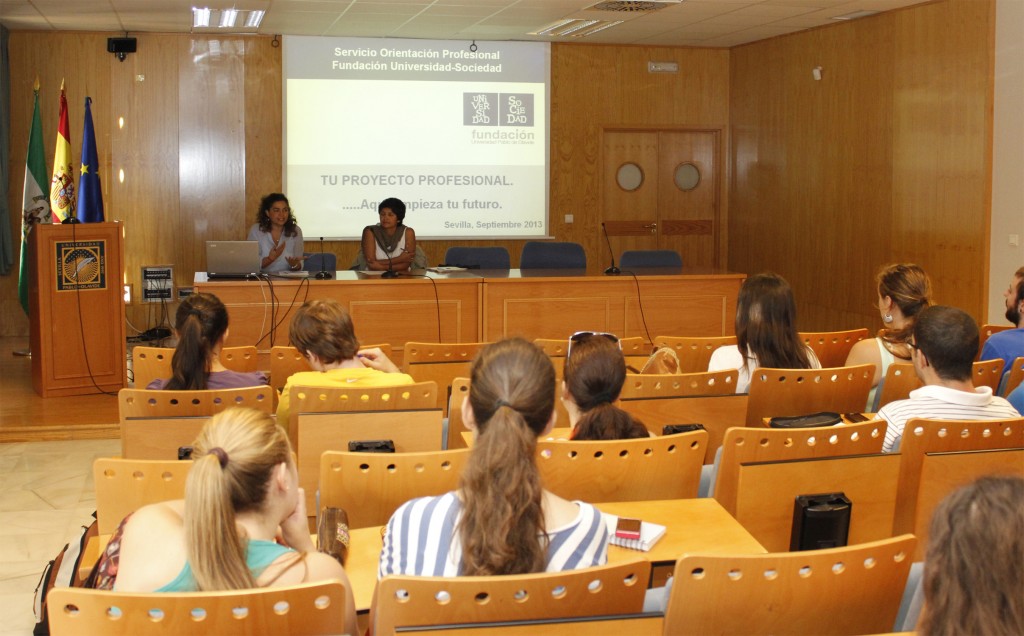 Técnicas de Orientación Profesional impartiendo la sesión informativa "Competencias profesionales, universidad y mercado de trabajo"