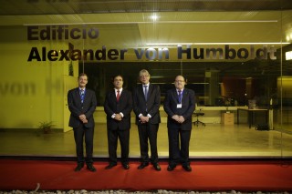 Desde la izquierda: Thomas Hesse, el rector Vicente Guzmán, el embajador Reinhard Silberberg y Juan Luis Gómez Colomer