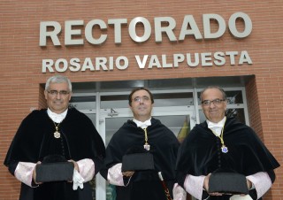 De izquierda a derecha, el rector de la US, Antonio Ramírez de Arellano, el rector de la UPO, Vicente Guzmán, y el rector de la UNIA, Juan Manuel Suárez Japón.