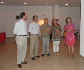 De dcha. a izq.: la vicerrectora de Cultura, Participación y Compromiso Social de la UPO, Elodia Hernández; la delegada de Familia, Asuntos Sociales y Zonas de Especial Actuación del Ayuntamiento de Sevilla, Mª Dolores de Pablo Blanco; el director de la residencia Flora Tristán, Juan Blanco, y respresentantes de la Delegación de Bienestar Social