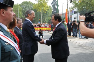 El rector de la UPO Vicente Guzmán y el director general de la Guardia Civil, Arsenio Fernández de la Mesa