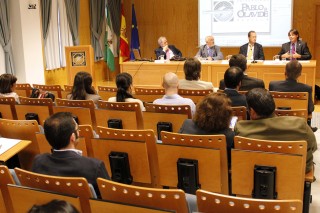 El acto ha estado presidido por el secretario general de la UPO, José Antonio Colmenero; el presidente de la Academia del Notariado, Pedro Romero; el catedrático de Derecho Civil de la Universidad de Sevilla, Ángel López, y el profesor de Derecho Civil de la UPO Francisco Oliva